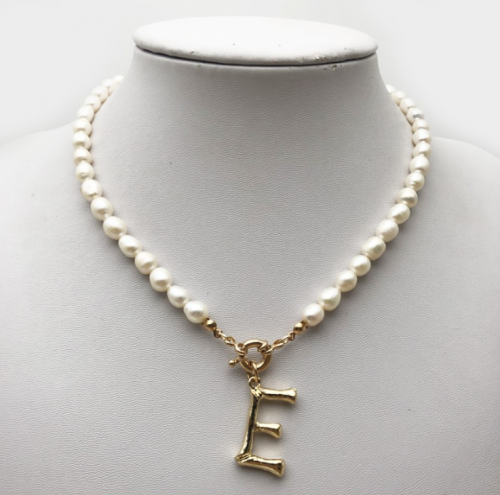 2021 new trend 26 letter pearl womens gold plated alloy necklace jewelry wholesale